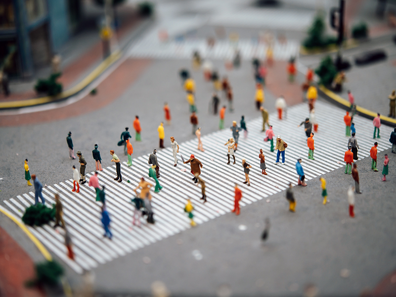 Des personnes marchent dans la rue